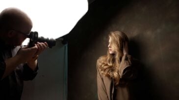Ran an die Lichtquelle! Weiches Licht mit Aufsteckblitz und Softbox 8 AUFSTECKBLITZ NAH DRAN.00 03 07 04.Standbild003