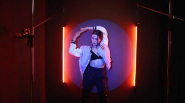 GIMBAL GODOX TUBES SHOOT 22 07 13 ANASTASIA 80.MP4.22 13 33 062.Standbild001 2